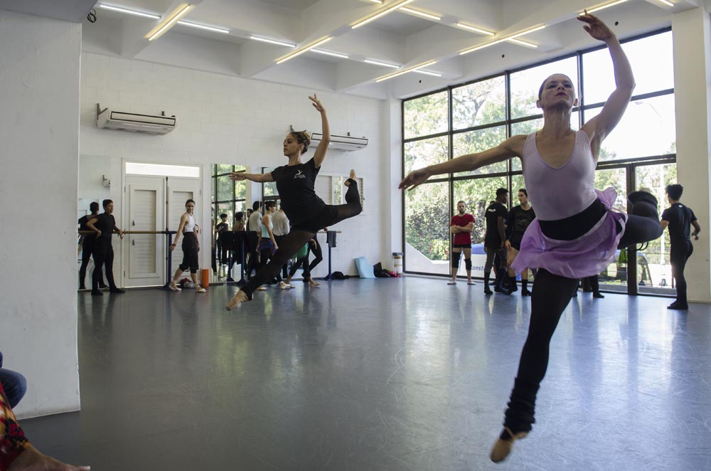 foto del bailarin Luis Valle en Tocororo Suite, de Carlos Acosta